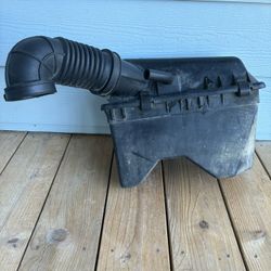 94-01 Jeep Cherokee XJ 4.0 Liter Air Filter Intake Box Assembly With Hose