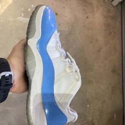 Air Jordan 11 Low (UNC)