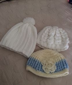 Gorritos nuevos tejidos a mano $12 por los 3