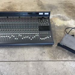 MACKIE MIXING CONSOLE