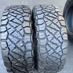 Tengo un par de llantas, seminuevo en muy buenas condiciones, marca, NITTO 285/70R17 instaladas y balanceadas por el mismo precio $420