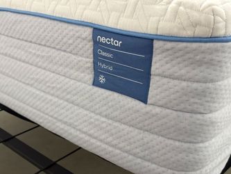 LIKE NEW! Nectar Classic King Mattress- Delivery Available 