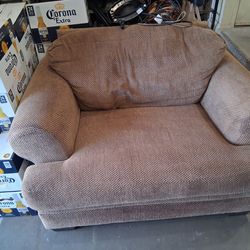 Beautiful love seat very comfortable