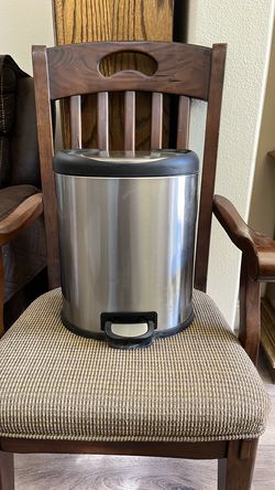 Small trashcan with removable