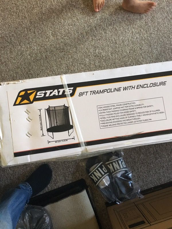 Stats 8FT Round Trampoline with Enclosure