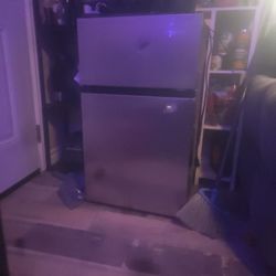 Mini Fridge /Freezer 