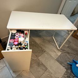 Nail desk