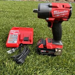Milwaukee M18 FUEL GEN-2 18V Lithium-Ion Brushless Cordless Mid Torque 1/2 in. Impact Wrench F Ring w/5.0Ah Starter Kit