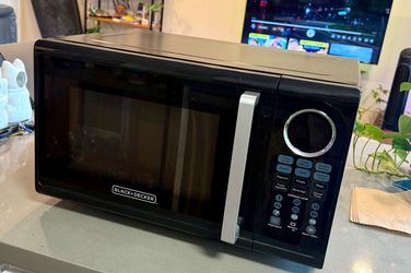 Black & Decker 0.9 cu. ft. Microwave Oven in Black