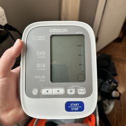 Omron BP760 Automatic Upper-Arm Blood Pressure Monitor in good working condition.  Includes: 	•	Monitor unit 	•	Upper-arm cuff 	•	Power adapter  Easy 