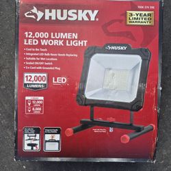 luz de trabajo LED portátil Husky de 12,000 lúmenes.