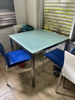 Mid-century modern table and four chairs Mid-century modern table and four chairs