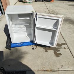 3.3 Cu Hailer Mini Fridge Keeps Drinks Cold And Has Ice Box 60 Firm 