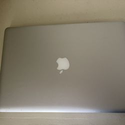Apple Macbook pro 15”- i7 8 Gb memory, 256 GB SSD perfect for DJ movies, schools