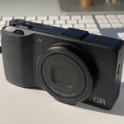 Ricoh GR i