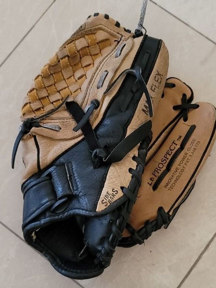Mizuno youth baseball glove 11.5 Max flex with Velcro strap