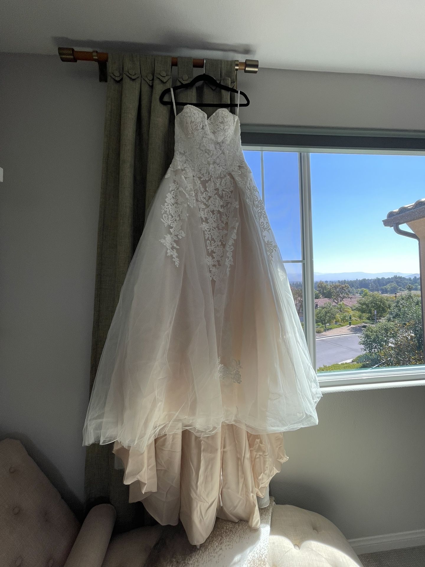 DAVIDS Bridal Dreamy Wedding Dress Size 10 With Veil