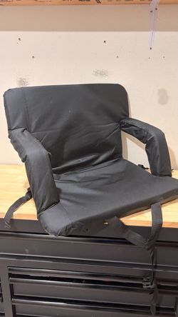Folding stadium bleacher chair XL