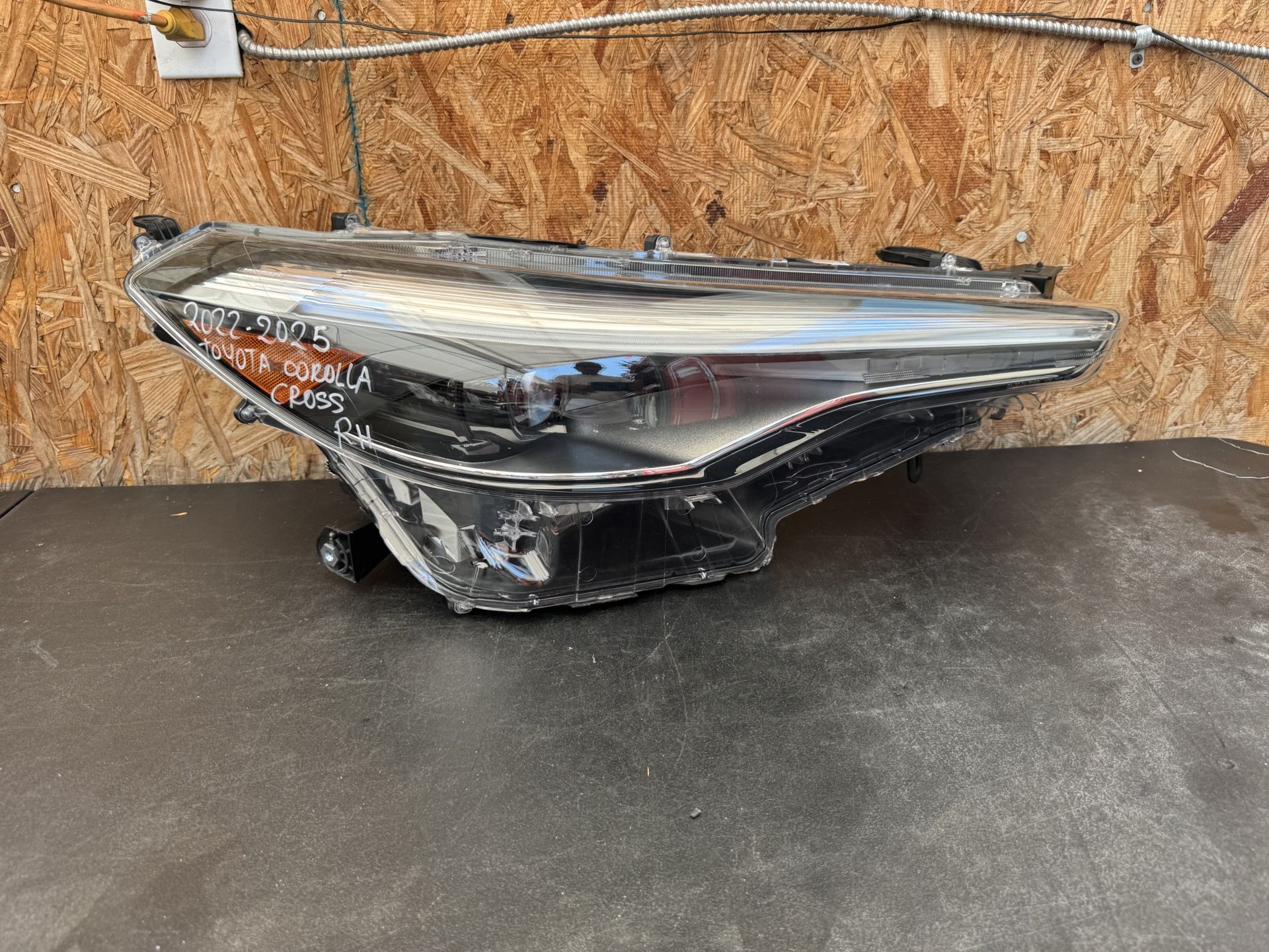 2022 2023 2024 2025 TOYOTA COROLLA CROSS RIGHT SIDE HEADLIGHT OEM USED