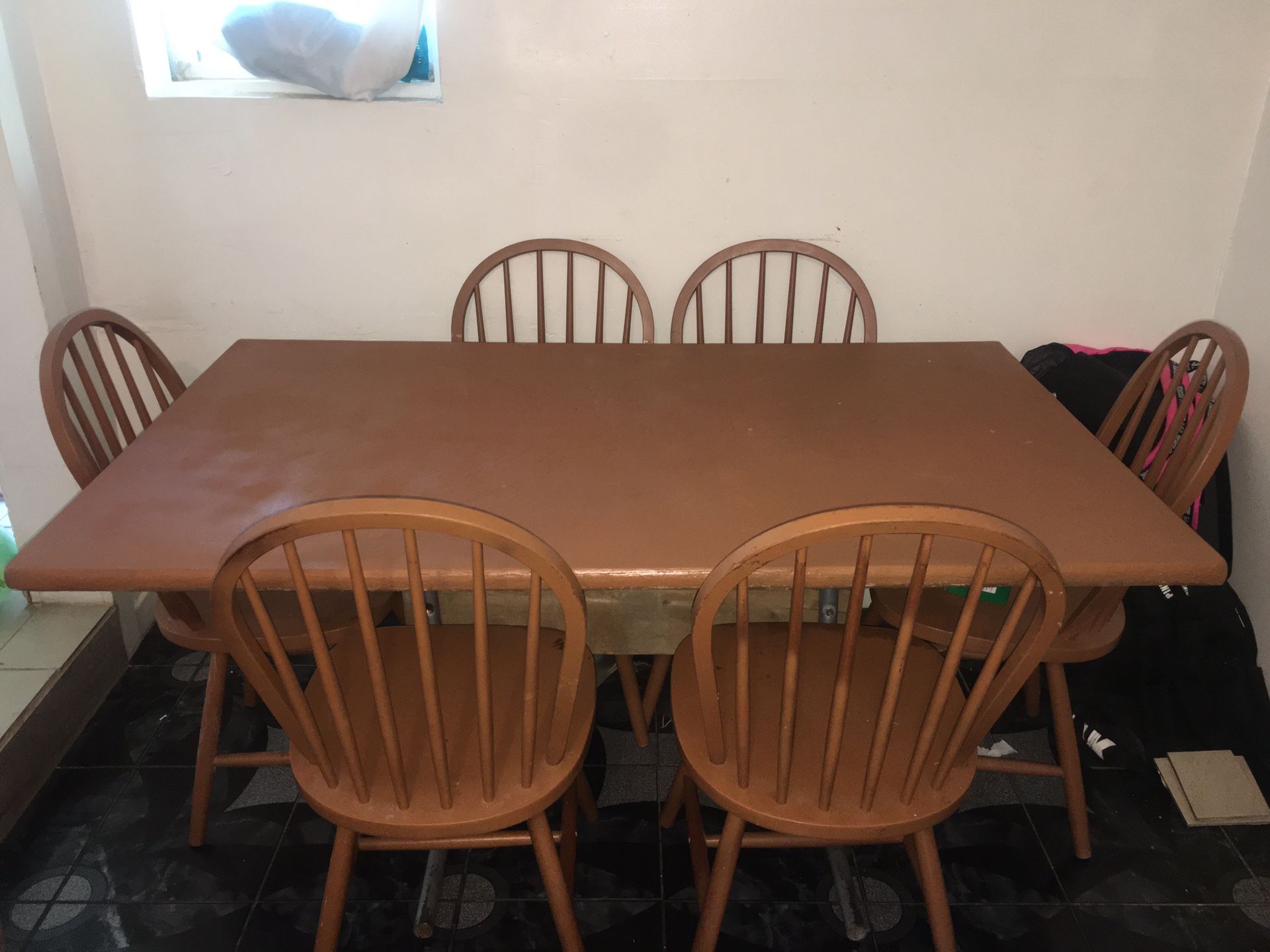 Table 6 chairs