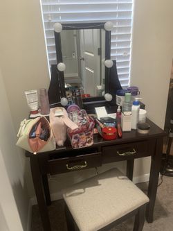 Selling a Make Up table that has a light and Chair