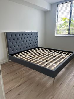 Leather gray bed frame / cama de piel gris