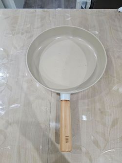 Barely used, great condition Fika 11 inch non stick ceramic frying pan with wooden handle for comfort grip.