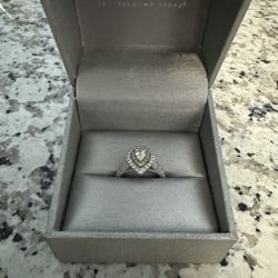 Great condition engagement ring 750 Obo