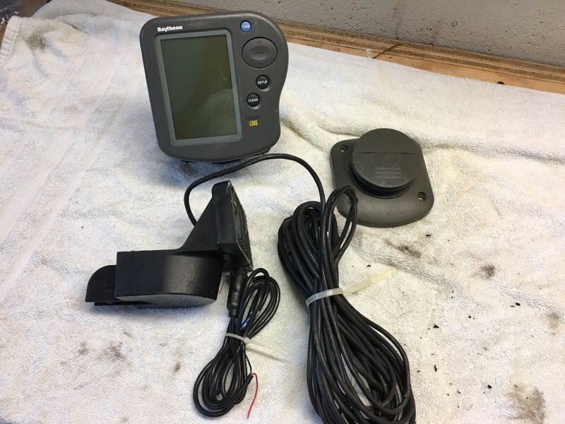 Raytheon fish finder L365