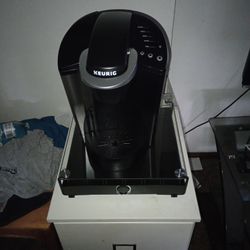 Keurig with stand ( Like New)