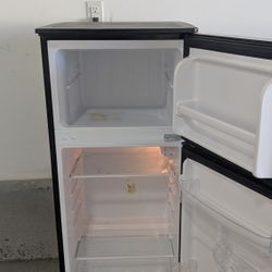 3 1 cu Ft. Fridge And Freezer 