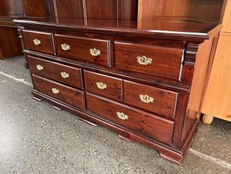 LAGUNA Traditional Cherry Made in Canada 7-Drawer Low Dresser