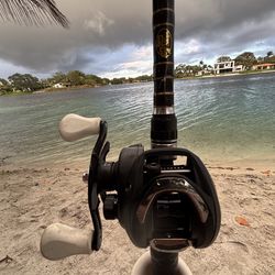 Preowned Daiwa 80CC Baitcaster Reel and Preowned Bass Pro Shops Pro Qualifier 7’10” 15-30lb Rod🔥