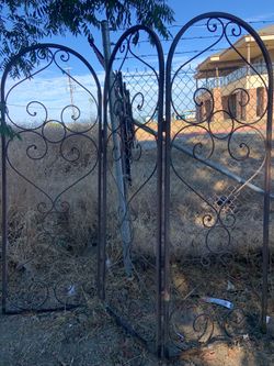 Iron 3 piece hinged trellis decoration