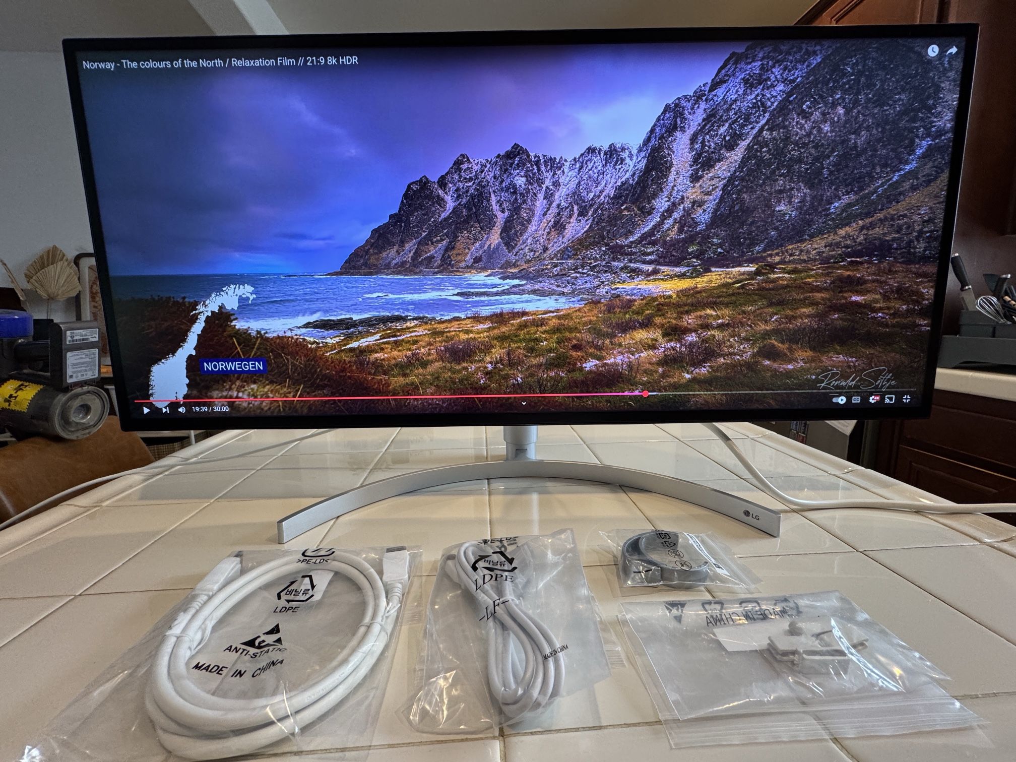 LG 5K2K UltraWide Monitor (34BK95U-W) - UltraFine 34" 21:9 (5120 x 2160) Nano IPS LED