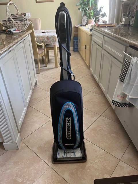 Oreck Vacuum Hipoallergetic. In Good Working Condition Comes With Extra Bags. Strong  Motor. 