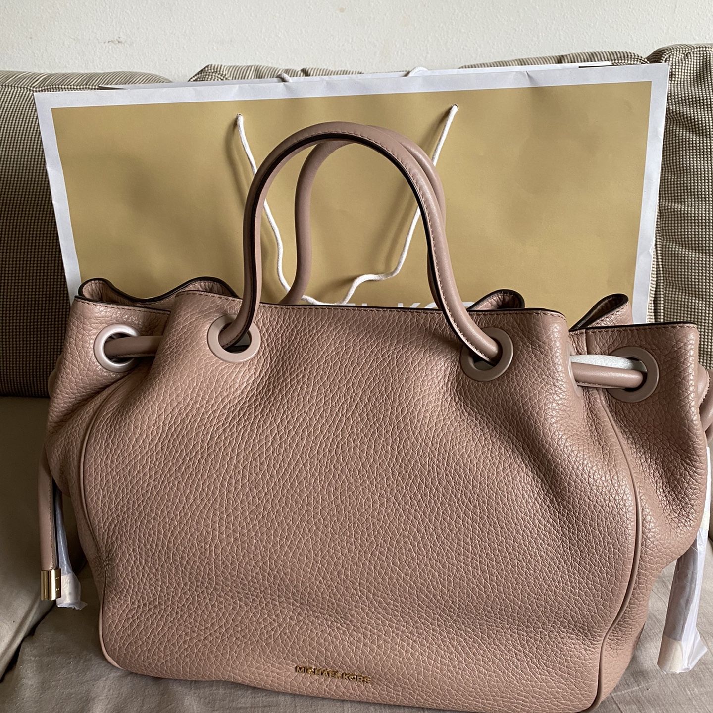 MICHAEL KORS DALIA  LG Shoulder Tote Leather.  Color: Fawn. Brand New,  Never Use. Retail  Price $398.00