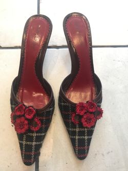 Isabella Fiore like new beautiful slide kitten heel