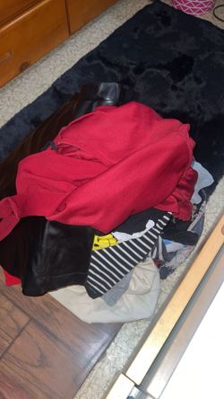 Es una bolsa muy grande de ropa