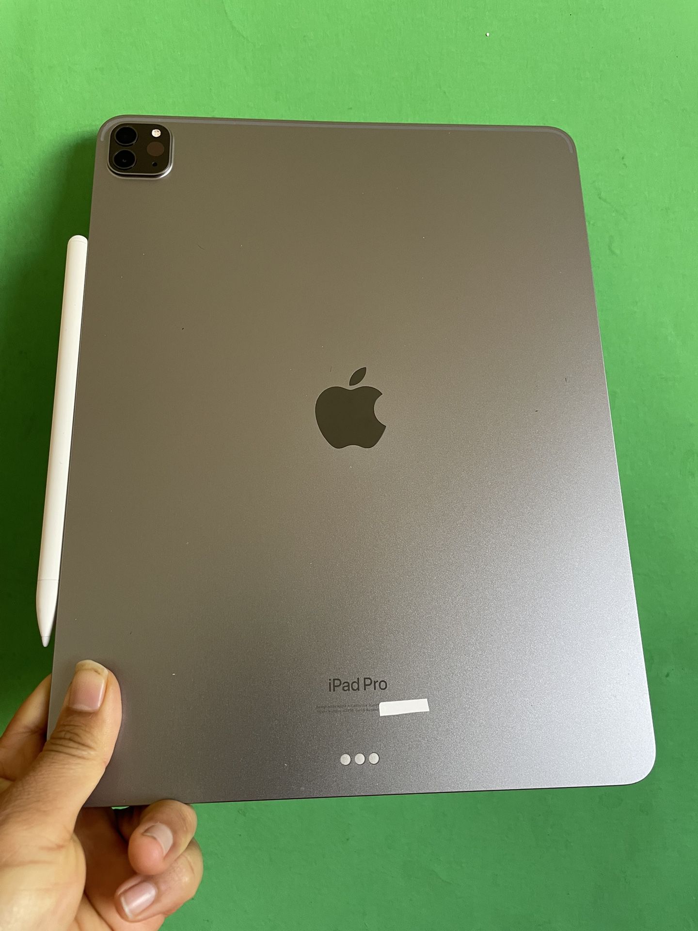 Apple IPad Pro 12.9” 6th Generation (M2 chip / Liquid XDR display/ 2022 ) 128GB with keyboard, pen & Accessories (1TB $1099) 