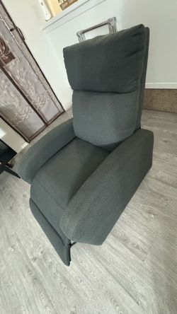 Sillón reclinable gris.