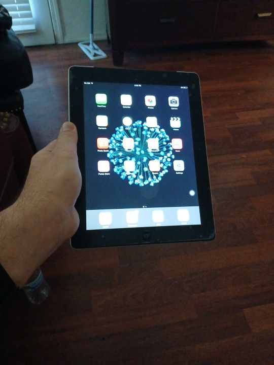 Apple Ipad 2 32gb Wifi+cellular 9.7" Including usb wall adapter and usb cable.