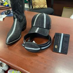 Nuevo set vaquero de botas,cinturón,gorra y cartera de piel original perla completa