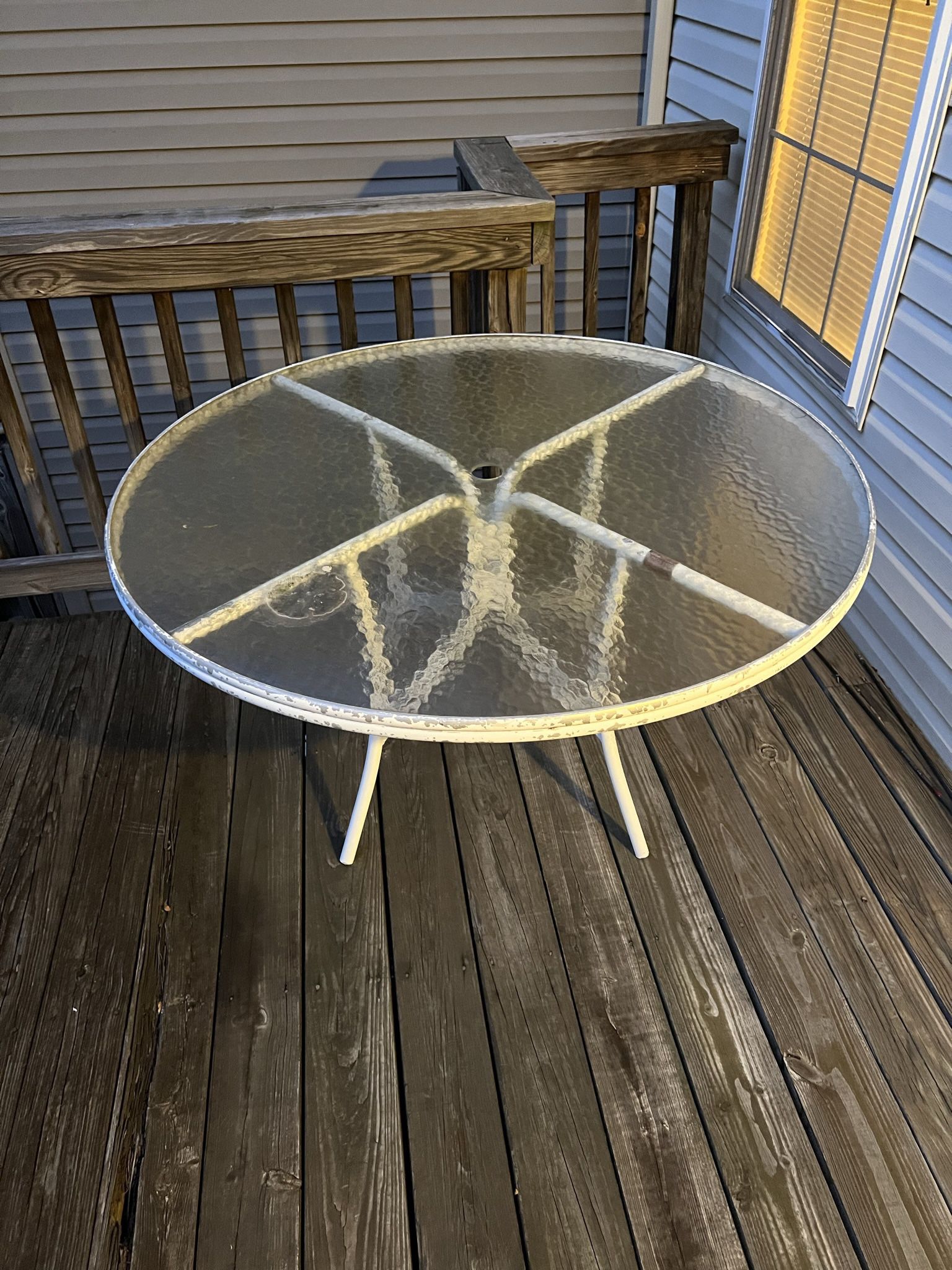Outdoor Patio Table (Free)