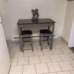 Table/Chairs 