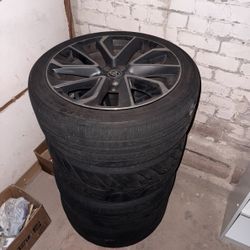 2021 Toyota Corolla Rims + Tires P 225/40 R 18