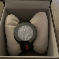 Gucci Watch Men’s  YA114-2  mint Condition ( NEEDS A NEW BAND STRAP )