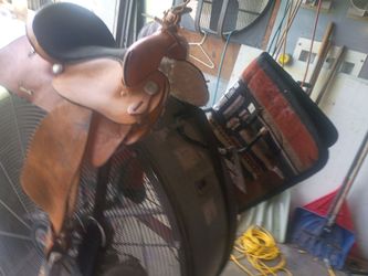 Barrel racing saddle with saddle cushion