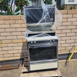 Vintage Gas Stove, Oven And Microwave. Everything Works, Very Clean.