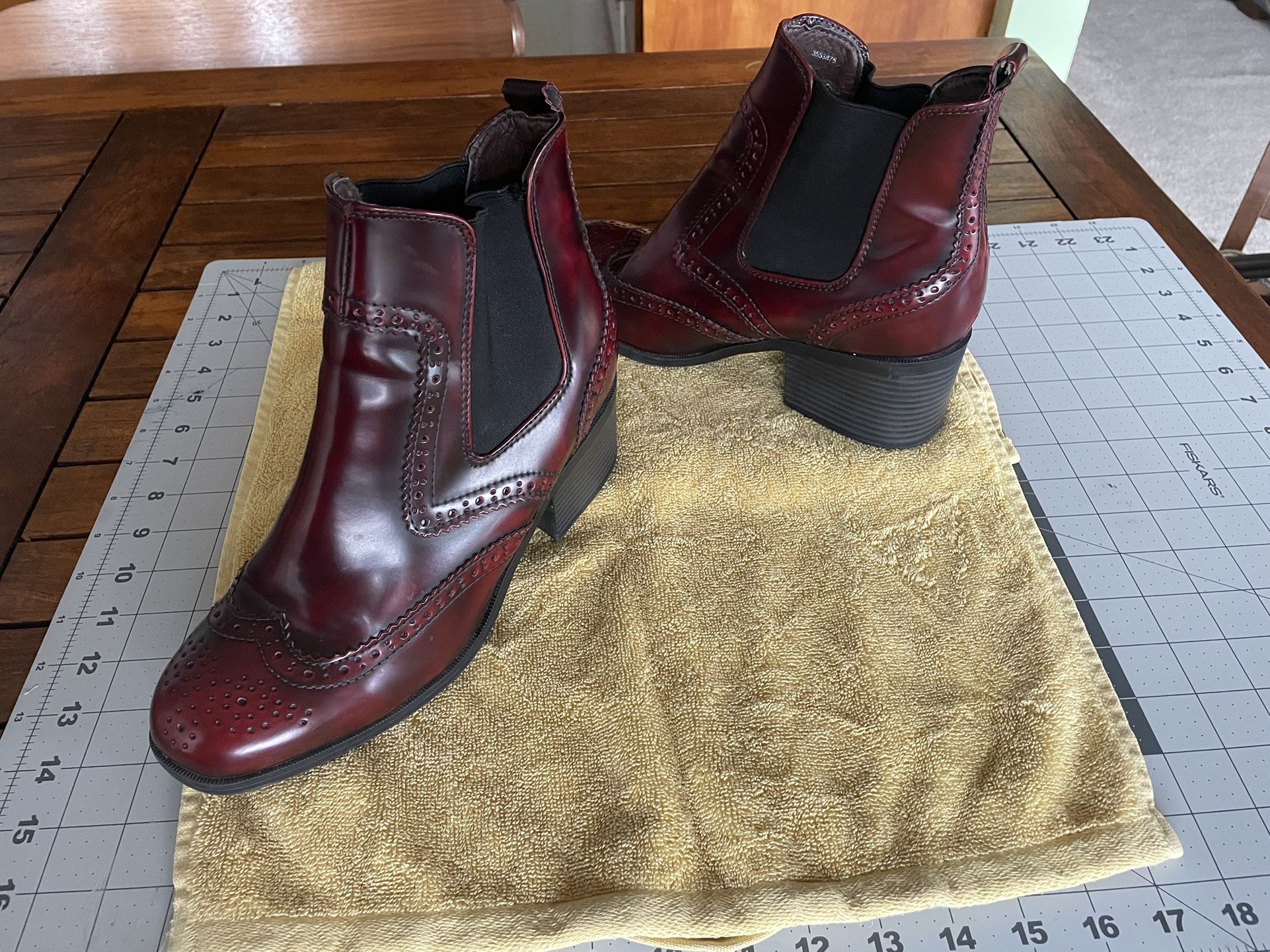 Burgundy Vegan Chelsea Boots Size 8 Women’s